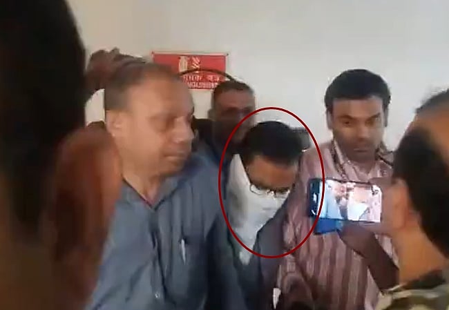 நீட் வினாத்தாள் கசிவு: மேலும் ஒரு பேராசிரியர் கைது!