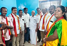 தவெகவில் இணைந்த அதிமுக நிா்வாகிகள்