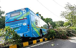 பிரேக் பழுதானதால் ராஜ்காட் அருகே சாலை தடுப்புச் சுவரில் மோதிய அரசு பேருந்து