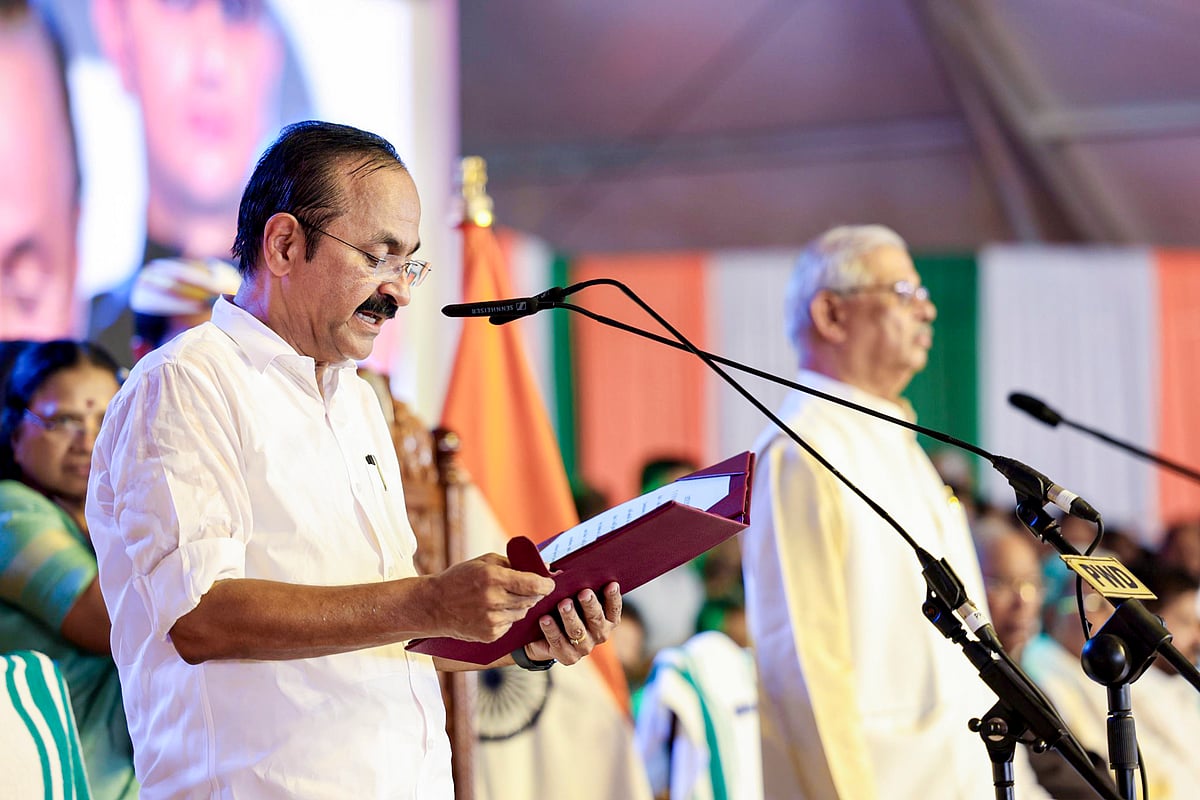 கேரளத்தில் நடந்து முடிந்த சட்டப்பேரவைத் தேர்தலில், காங்கிரஸ் தலைமையிலான ஐக்கிய ஜனநாயகக் கூட்டணி 102 இடங்களைக் கைப்பற்றி 10 ஆண்டுகளுக்குப் பிறகு மீண்டும் ஆட்சி அமைத்துள்ள நிலையில், திருவனந்தபுரத்தில் நடைபெற்ற புதிய அமைச்சரவையின் பதவியேற்பு விழாவில், காங்கிரஸ் தலைவர் வி.டி.சதீசன் கேரள முதல்வராகப் பதவியேற்றார்.