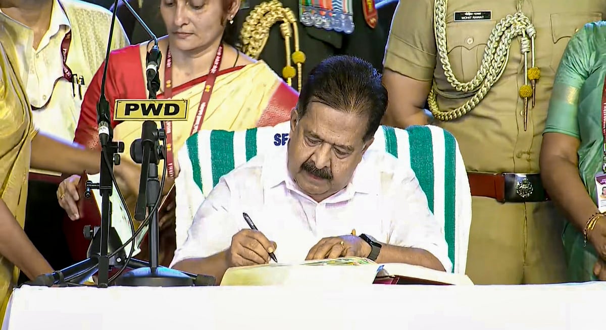 கேரளத்தில் முதல்வருக்குப் போட்டியிட்ட ரமேஷ் சென்னிதலா அமைச்சராகப் பதவியேற்பு!