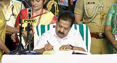 கேரளத்தில் முதல்வருக்குப் போட்டியிட்ட ரமேஷ் சென்னிதலா அமைச்சராகப் பதவியேற்பு!