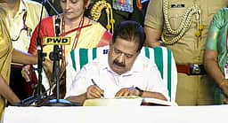 கேரளத்தில் முதல்வருக்குப் போட்டியிட்ட ரமேஷ் சென்னிதலா அமைச்சராகப் பதவியேற்பு!
