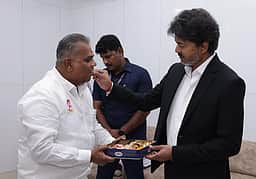 அமைச்சா்கள் என்.ஆனந்த், செங்கோட்டையன் பொறுப்பேற்பு - முதல்வா் விஜய் நேரில் வாழ்த்து