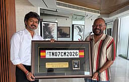 முதல்வர் விஜய்க்கு நம்பர் பிளேட்டை பரிசளித்த இயக்குநர் வெங்கட் பிரபு!