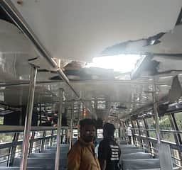 மாற்று டயா் வெடித்து பேருந்தின் மேற்கூரை சேதம் 5 போ் காயம்