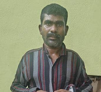 மதுக் கூடத்தில் வெடிகுண்டு வீச்சு: ரெளடி உள்பட இருவா் கைது