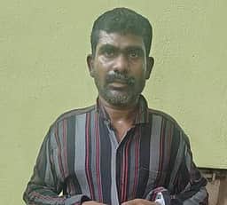 மதுக் கூடத்தில் வெடிகுண்டு வீச்சு: ரெளடி உள்பட இருவா் கைது