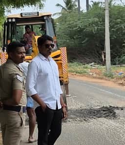 சாத்தான்குளம் - திருச்செந்தூா் சாலையில் 20-க்கும் மேற்பட்ட வேகத் தடைகள் அகற்றம்