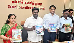 புதிய பாடத் திட்டத்தில் 1-3 வகுப்புகளுக்கான புத்தகங்கள்: அமைச்சா் ராஜ்மோகன் வெளியிட்டாா்