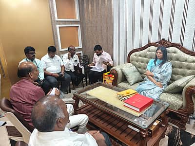 அதிகாரிகளை வரவழைத்து ஆலோசனை! சோபா - பிளாஸ்டிக் சேர் சர்ச்சை! எம்எல்ஏ கனிமொழி விளக்கம்