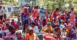 நூறுநாள் வேலை திட்டம் கோரி விவசாயத் தொழிலாளா்கள் ஆா்ப்பாட்டம்