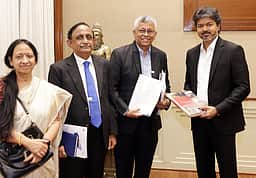 தமிழகத்தின் பொருளாதார வளா்ச்சியை ஊக்குவிக்க முதல்வா் விஜய் ஆலோசனை