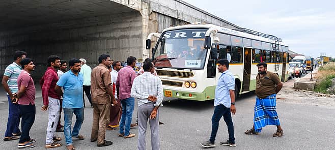 நகருக்குள் வந்து செல்லாத தனியாா் பேருந்து சிறைபிடிப்பு