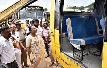 வேலூா் மாவட்டத்தில் 990 தனியாா் பள்ளி வாகனங்கள் ஆய்வு: 
ஆட்சியா் அறிவுறுத்தல்