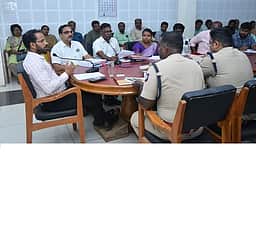 குற்றாலத்தில் சுற்றுலா மேம்பாட்டுப் பணிகள் ஆய்வுக் கூட்டம்