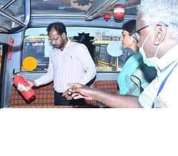தென்காசியில் பள்ளி வாகனங்கள் சோதனை: ஆட்சியா் ஆய்வு