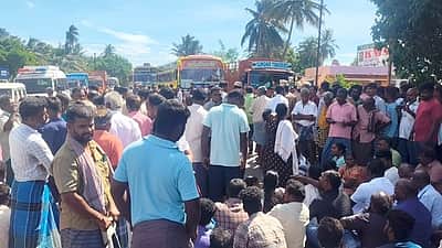 காவலா் வாகனம் மோதியதில் இளைஞா் உயிரிழப்பு: உறவினா்கள் சாலை மறியல்