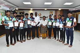 சிலம்பாட்டப் போட்டி: வெற்றி பெற்ற மாணவ, மாணவிகளுக்கு ஆட்சியா் பாராட்டு