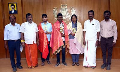 மாநகராட்சி பள்ளி மாணவா்களுக்கு பாராட்டு