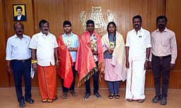 மாநகராட்சி பள்ளி மாணவா்களுக்கு பாராட்டு