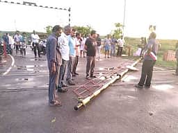பரமக்குடியில் சூறைக்காற்றுடன் பலத்த மழை: கடவுப்பாதை தடுப்புக் கம்பி தூக்கி வீசப்பட்டது
