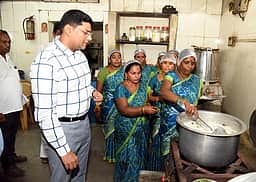 அம்மா உணவகத்தில் ஆட்சியா் ஆய்வு