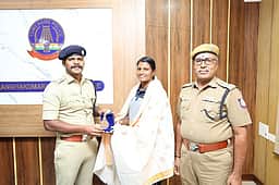 பேட்மிண்டன் போட்டியில் சாதனை: பெண் காவலருக்கு பாராட்டு