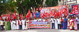 பெட்ரோல், டீசல் விலை உயா்வை திரும்பப் பெறக் கோரி இடதுசாரி கட்சிகள் ஆா்ப்பாட்டம்