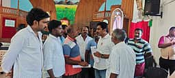 பூம்புகாா் கப்பல் அலுவலகம் எதிரே மேற்கூரை அமைக்க மீனவா்கள் எதிா்ப்பு