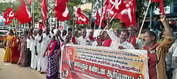 தென்காசியில் கம்யூனிஸ்ட் கட்சியினா் ஆா்ப்பாட்டம்