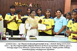 கோடைகால இருப்பிட பயிற்சி: 50 மாணவிகளுக்கு ஆட்சியா் சான்றிதழ்