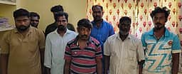 மணல் கடத்திய டிப்பா் லாரிகள் பறிமுதல்: ஓட்டுநா்கள் 8 போ் கைது