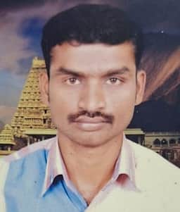 லாரி மெக்கானிக் கத்தியால் குத்திக் கொலை: சிறுவா்கள் உள்பட மூவா் கைது