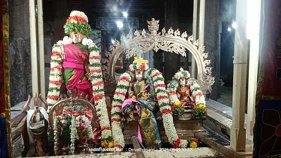 2. சிறப்பு அலங்காரத்தில் காட்சியளித்த நச்சாடை தவிா்த்தருளிய சுவாமி , தவம்பெற்ற நாயகி அம்பாள்.