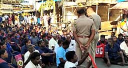 காரைக்குடி மாநகராட்சி தூய்மைப் பணியாளா்கள் சாலை மறியல்