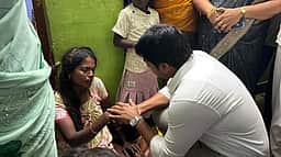 விபத்தில் மாணவா்கள் உயிரிழப்பு: பெற்றோருக்கு எம்.எல்.ஏ. ஆறுதல்
