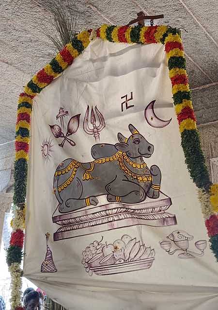 திருச்சி மாவட்டம், பிச்சாண்டாா் கோவில் கிராமத்தில் உள்ள உத்தமா் கோயிலில் வைகாசி தோ்த் திருவிழா வியாழக்கிழமை கொடியேற்றத்துடன் தொடங்கியது.