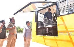 பள்ளி வாகனங்களை 50 கி.மீ. வேகத்தில் மட்டுமே இயக்க வேண்டும்: மாவட்ட ஆட்சியா்