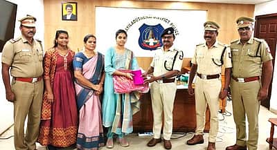 பொதுத்தோ்வில் சிறப்பிடம் பெற்ற மாணவா்களுக்கு எஸ்.பி பாராட்டு