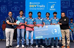 ஹேக்கத்தானில் வென்ற அம்ருதா மாணவா்கள்