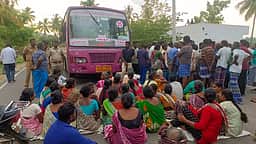 பொதுப்பணித் துறைக்கு சொந்தமான  பாதை ஆக்கிரமிப்பு