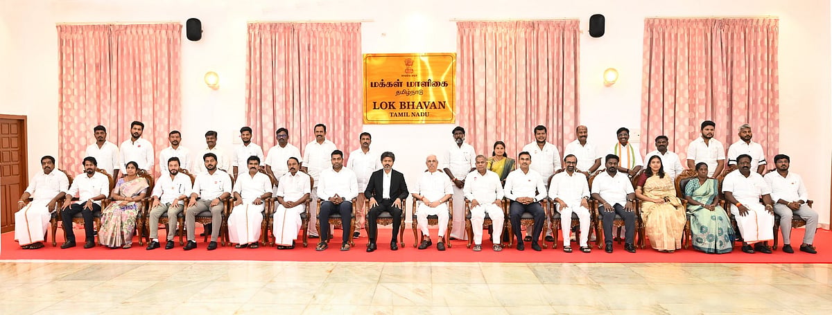 தமிழ்நாடு ஆளுநருடன் முதல்வர் விஜய், அமைச்சர்கள்.