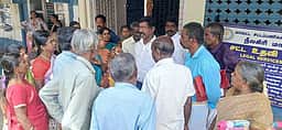 கூடலூா் கோட்டாட்சியா் அலுவலகத்தில் பொதுமக்கள் காத்திருப்புப் போராட்டம்