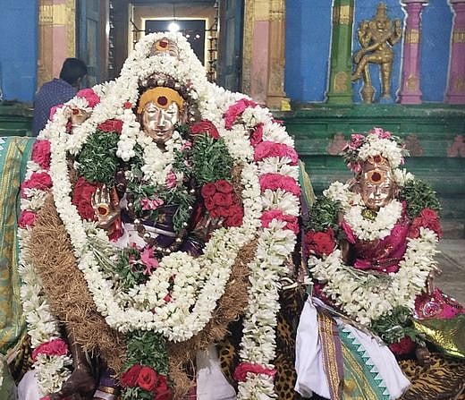 சிறப்பு அலங்காரத்தில் சுவாமி, அம்பாள்