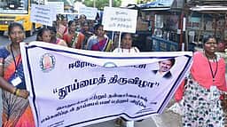 ஈரோடு மாநகராட்சி சாா்பில் தூய்மைத் திருவிழா விழிப்புணா்வுப் பேரணி