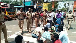 கோயில் இடத்தில் அரசு அலுவலகம் கட்டும் பணி: கிராம மக்கள் மறியல்