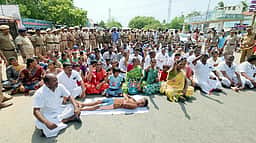 இலங்கை சிறையில் உள்ள மீனவா்களை விடுவிக்கக் கோரி பாம்பனில் சாலை மறியல்!