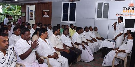 திருச்சி தெற்கு மாவட்ட திமுக அலுவலகத்தில் வெள்ளிக்கிழமை நடைபற்ற மாநகர செயற்குழு கூட்டத்தில் பேசுகிறாா் மாநகரச் செயலா் மு. மதிவாணன். உடன், செயற்குழு உறு்பினா்கள்.