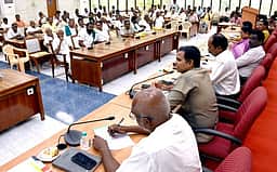 கூட்டுறவு பயிா்க்கடன் தள்ளுபடி அறிவிப்பை வெளியிட வேண்டும்:
குறைதீா் கூட்டத்தில் அரசுக்கு விவசாயிகள் வலியுறுத்தல்